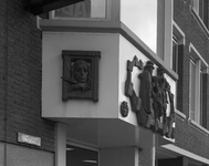 64662 Afbeelding van de driedelige plastiek De Unie van Utrecht boven de ingang van de Algemene Bank Nederland (ABN, ...